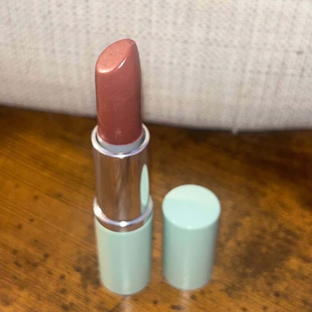 Clinique Different Lipstick shade Plum Brandy